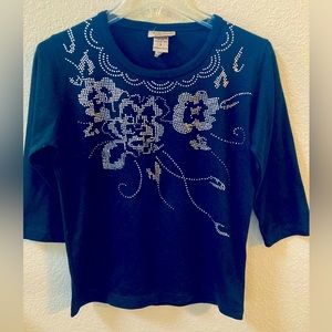 Sparkle in this super 3/4 sleeve tee! Size S